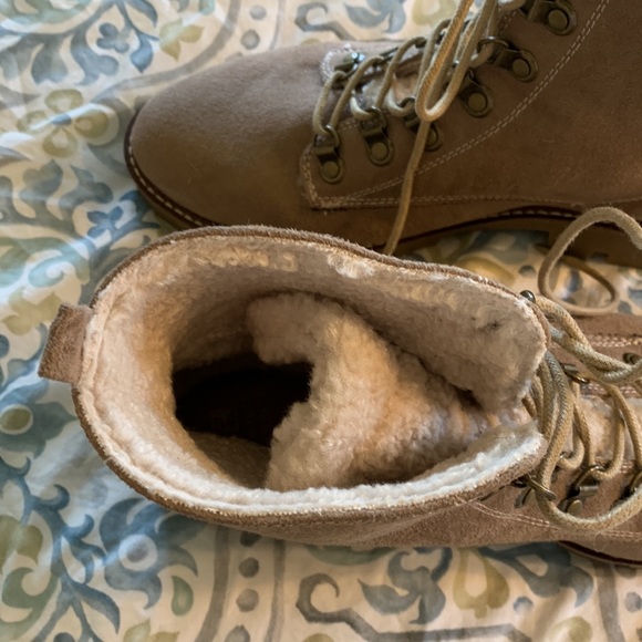 Brand new! Suede boots with Sherpa lining. Size 10 - Picture 5 of 6